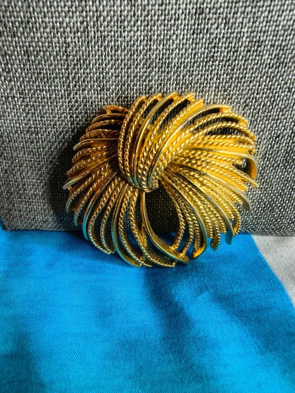 Vintage Monet Mirador Gold Tone Brooch View 2